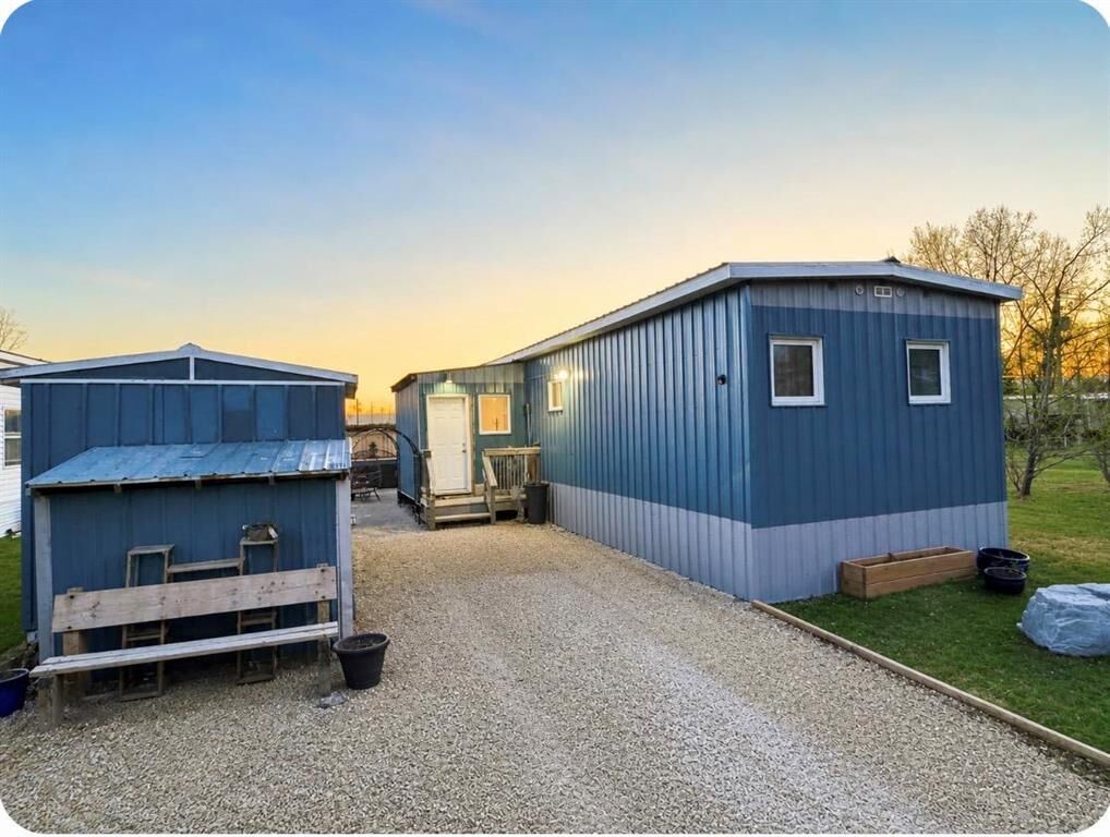 Property Photo:  8 8A Kenbro Park Road  MB R0E 0C0 