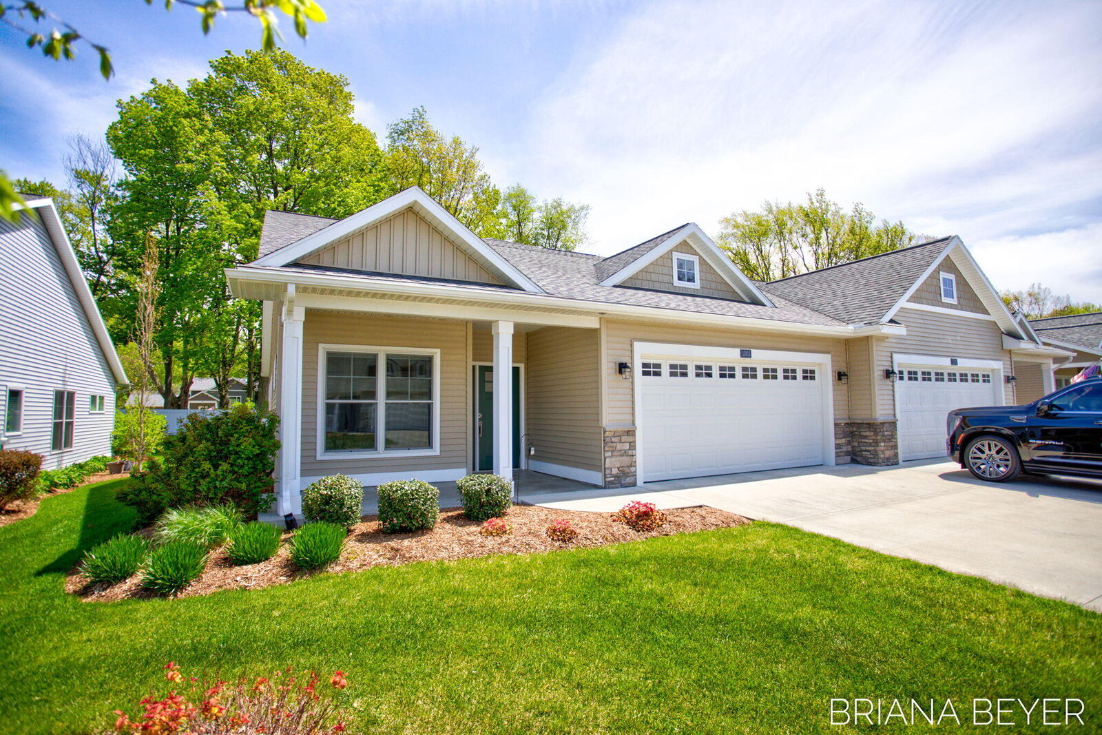 Property Photo:  1003 Maplewood Court  MI 49423 