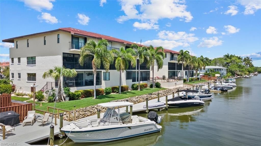 Property Photo: 1400 Blue Point Ave 104 FL 34102
