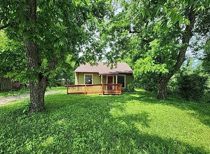 Property Photo: 218 S Buffalo Avenue TX 76033