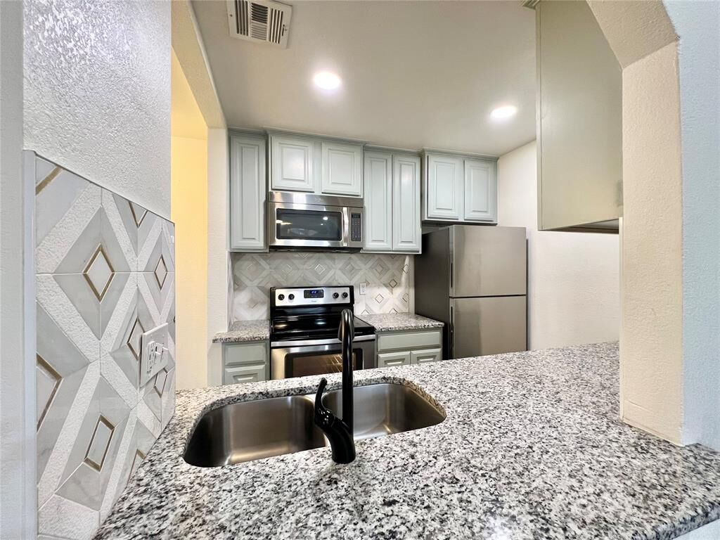 Property Photo:  11525 N Meridian Avenue 203  OK 73120 