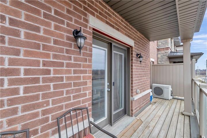 Property Photo:  1116 Fairway Road N B  ON N2A 0J3 
