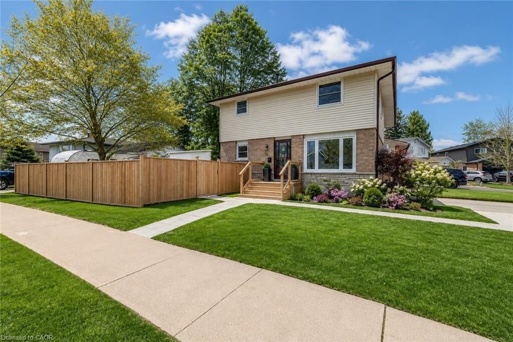 Property Photo:  35 Mockingbird Drive  ON N3B 3E4 