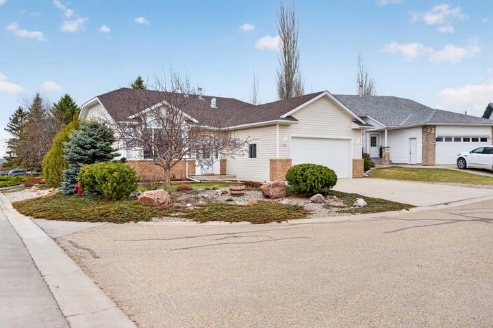 Property Photo:  1121 Southview Drive  AB T0M 2A0 