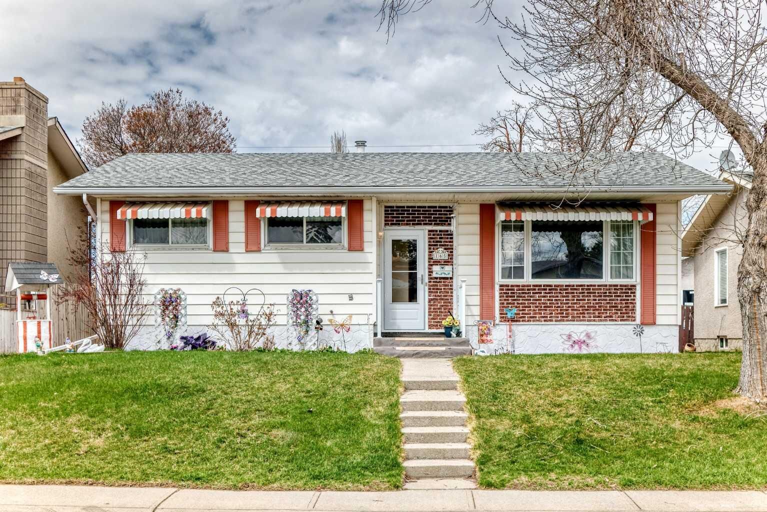 Property Photo:  165 Marbrooke Circle NE  AB T2A 2W4 