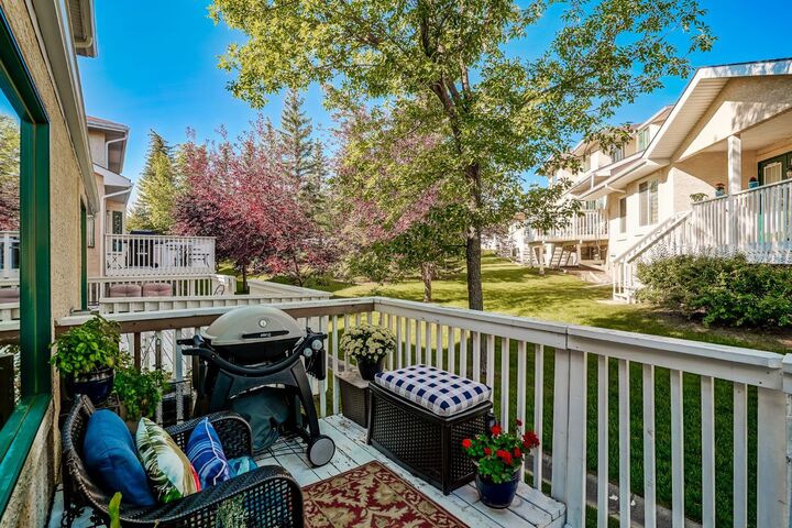 Property Photo:  200 Sandstone Drive NW 25  AB T3K 4N7 