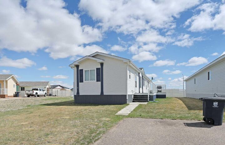 Property Photo:  45 Meadowplace Crescent E  AB T1R 0R5 