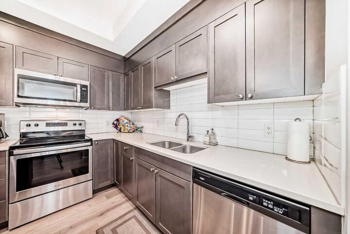Property Photo:  30 Shawnee Common SW 402  AB T2Y 0R1 