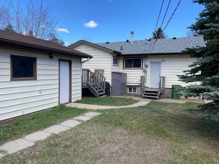 Property Photo:  5801 48 B Avenue  AB T4V 0L9 