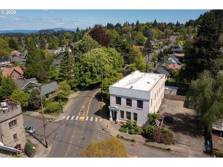 Property Photo:  5500 SE Belmont St  OR 97215 