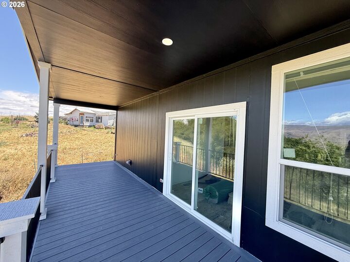 Property Photo:  2743 E 9th St  OR 97058 