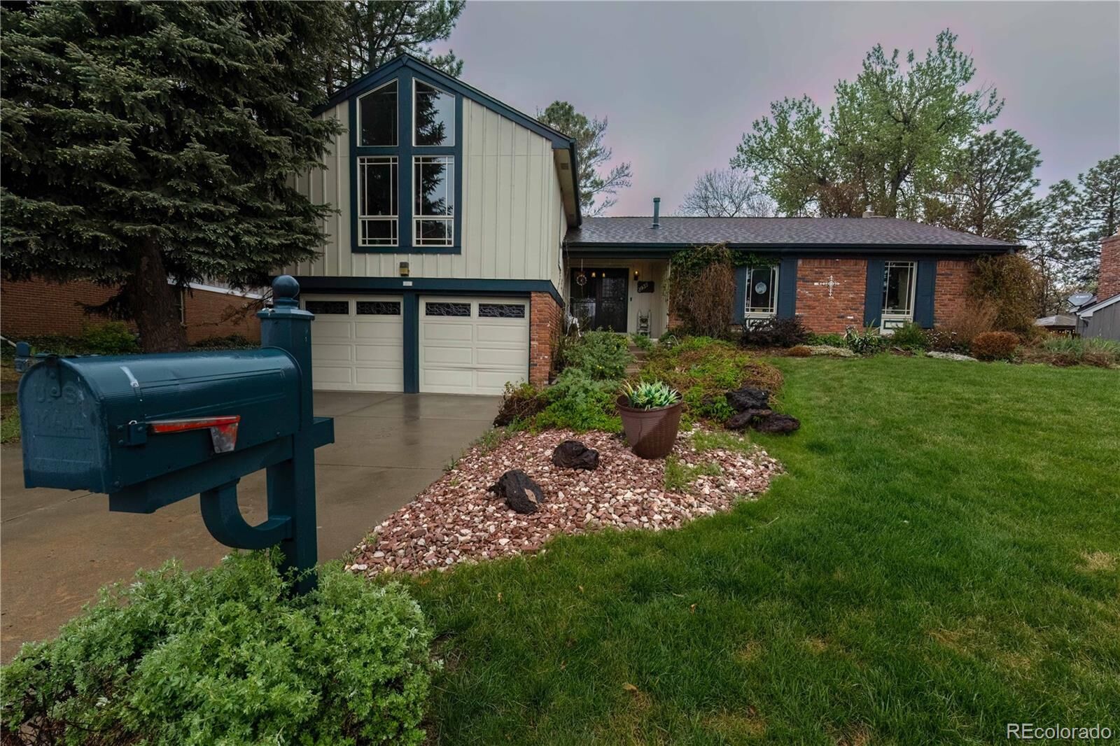 Property Photo:  2933 S Macon Street  CO 80014 