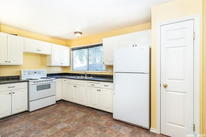 Property Photo:  1742 Richardson Road  SK S7L 4B5 
