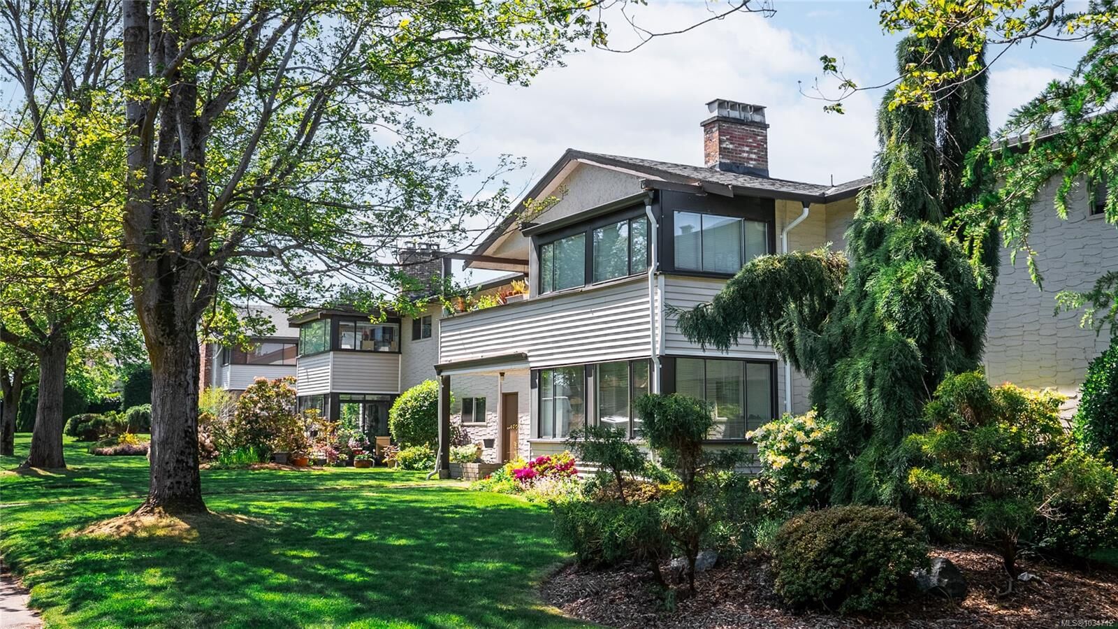 Property Photo:  3170 Irma St 403  BC V9A 1S8 
