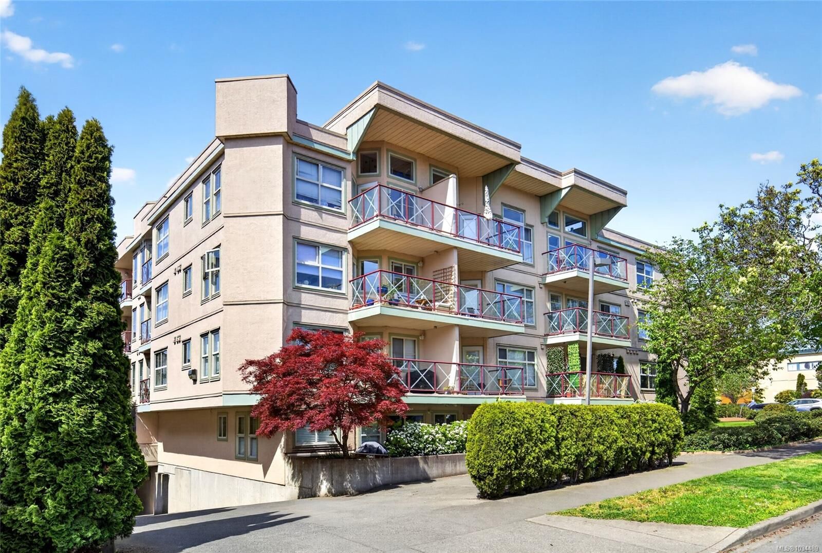 Property Photo:  2560 Wark St 108  BC V8T 4G8 