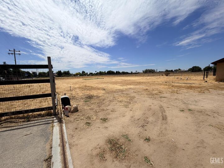 Property Photo:  747 E Casa Loma Drive  CA 93307 