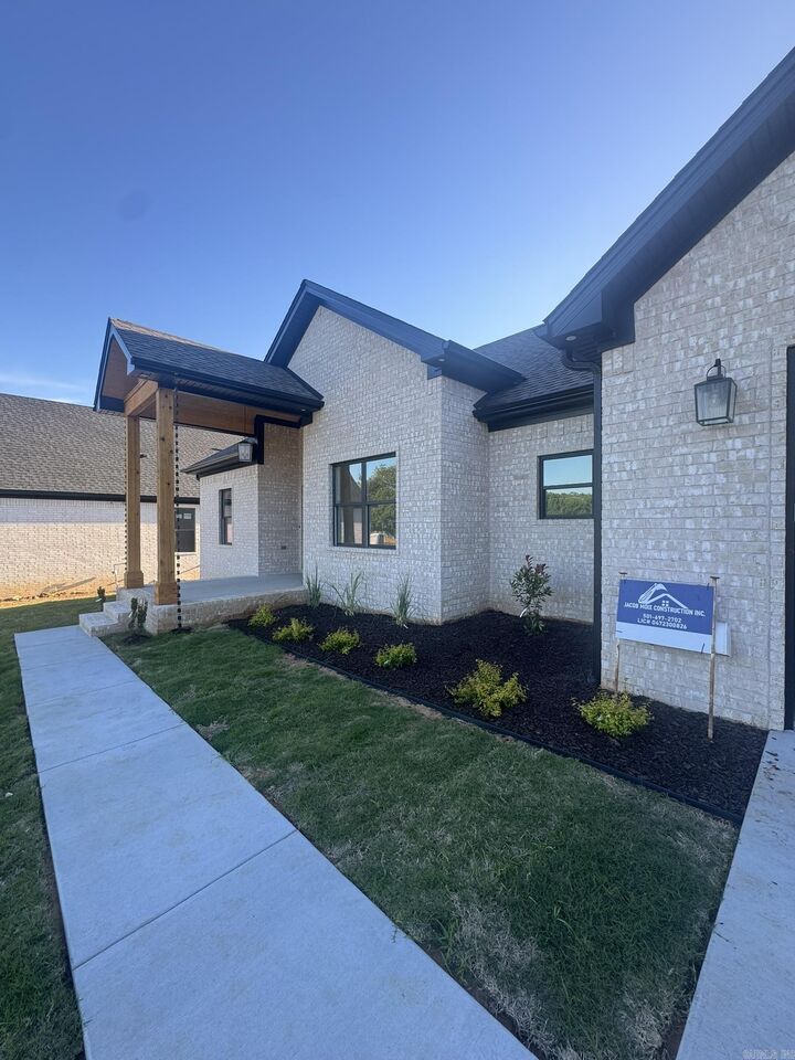 Property Photo:  20 Albion Ct.  AR 72023 