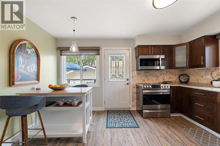 Property Photo: 1645 San Juan Avenue BC V8N 5G2