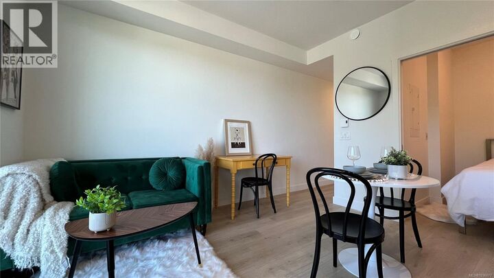 Property Photo: 1301 Hillside Avenue 404 BC V8T 2B3