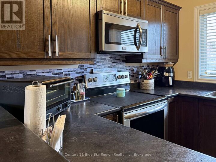 Property Photo:  545 Ann Street  ON P1B 5L4 