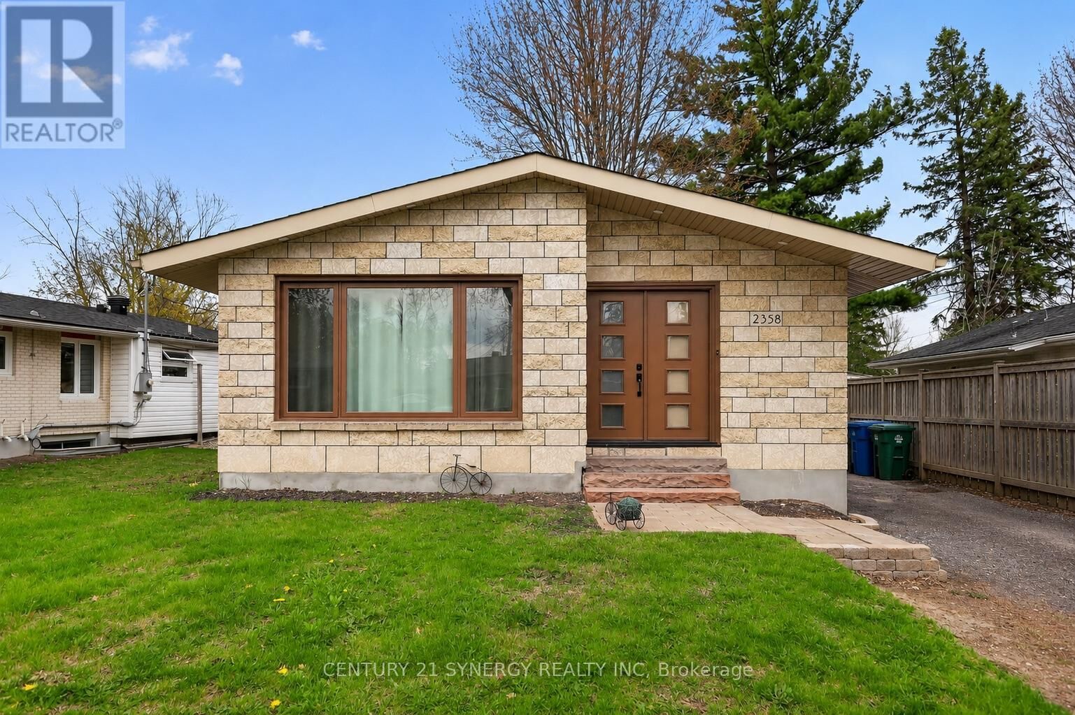 Property Photo:  2358 Joliffe Street  ON K1G 1H2 