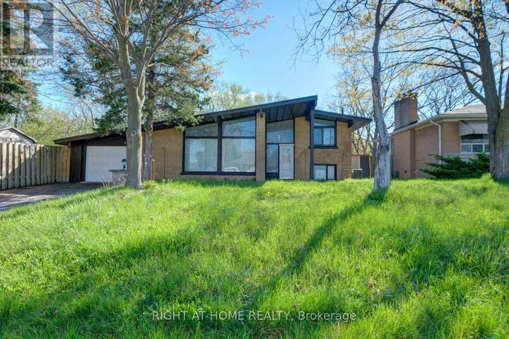 Property Photo:  931 Willowdale Avenue  ON M2M 3C3 
