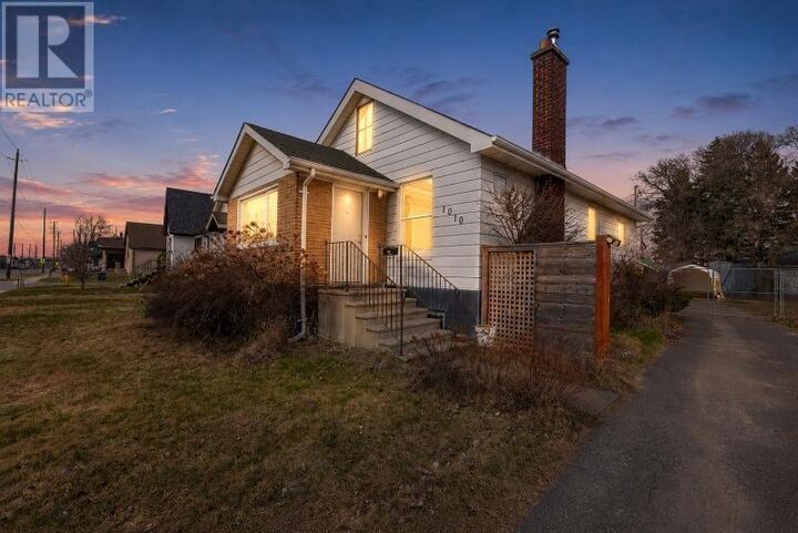 Property Photo:  1010 Sprague St  ON P7E 1V9 