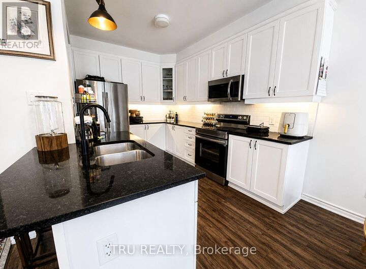 Property Photo:  711 Derreen Avenue  ON K2S 2Z2 