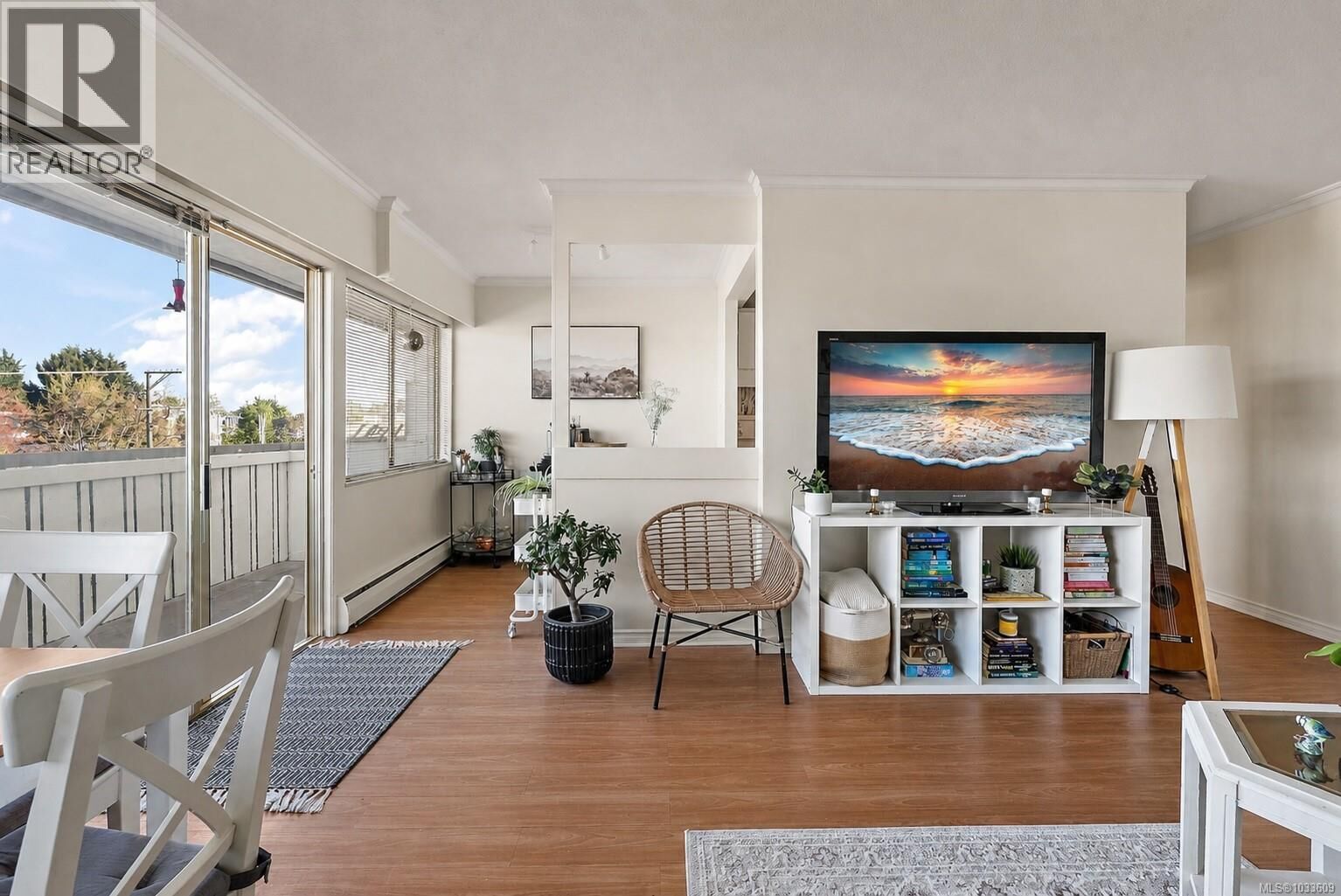 Property Photo:  964 Heywood Avenue 309  BC V8V 2Y5 
