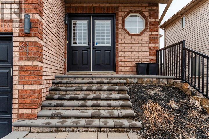 Property Photo:  172 Courtney Crescent  ON L4N 5T1 