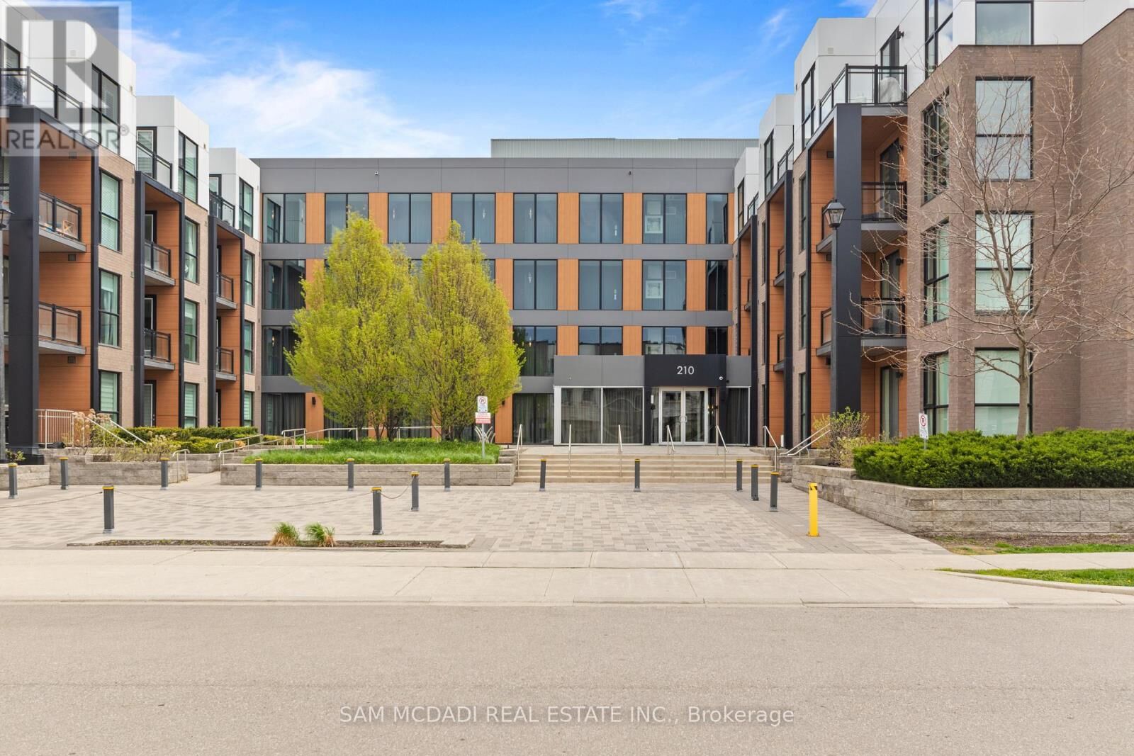 Property Photo:  210 Sabina Drive East 204  ON L6H 0W6 