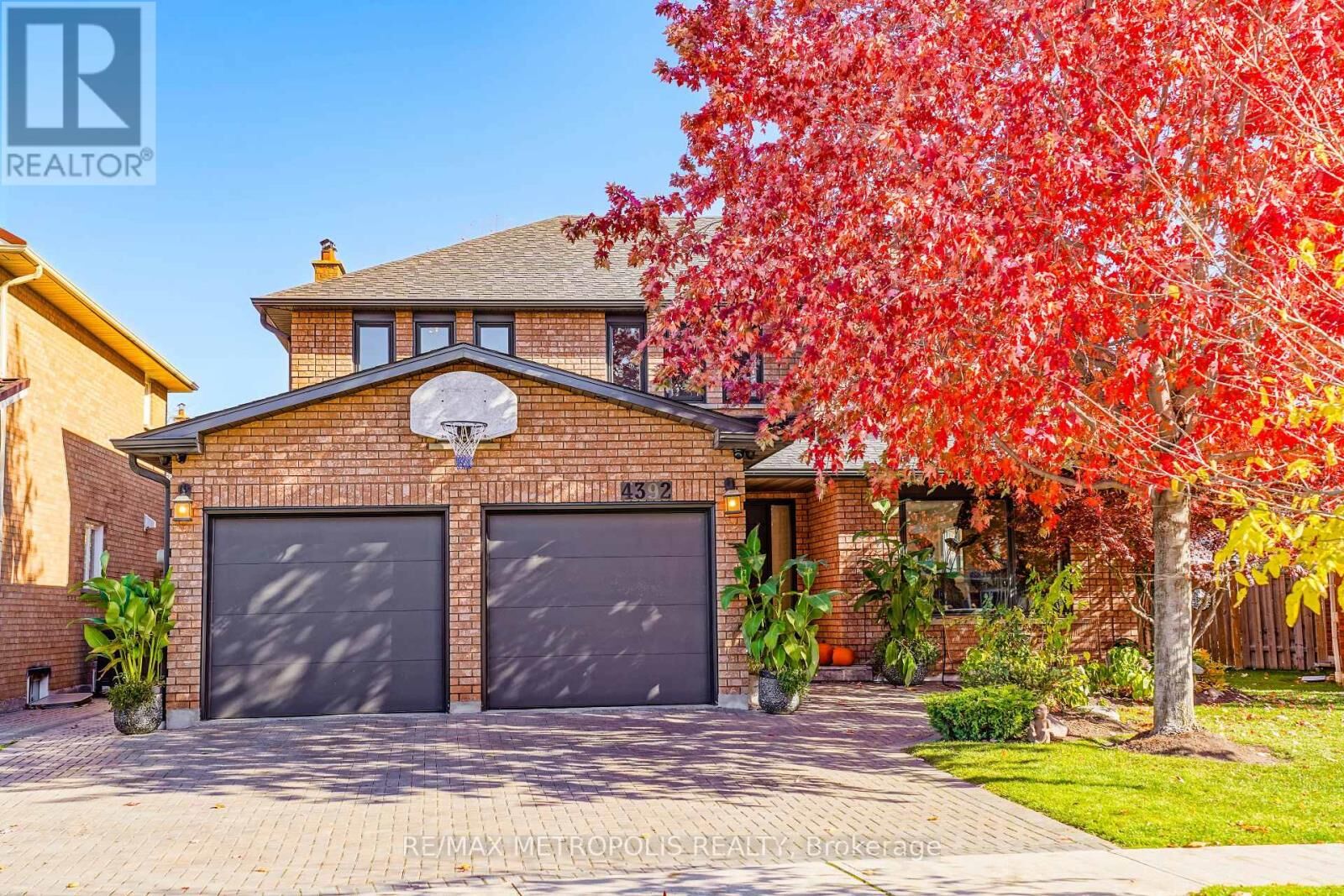 Property Photo:  4392 Grassland Crescent  ON L5V 1E2 