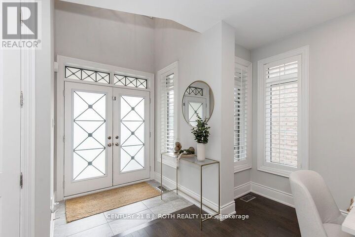 Property Photo:  20 Westminster Circle  ON L4M 0A3 