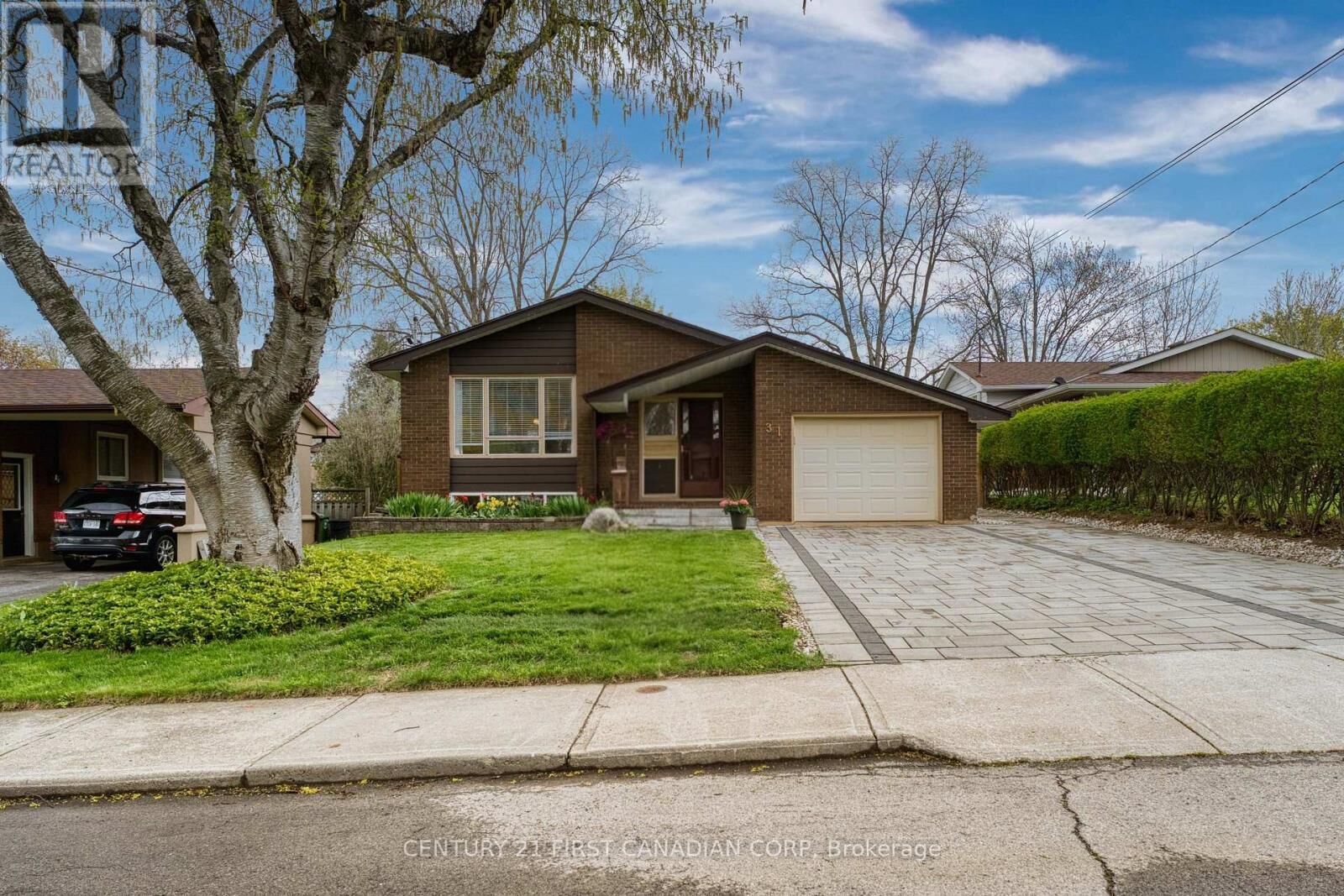 Property Photo:  31 Brenlyn Court  ON L9C 4N8 