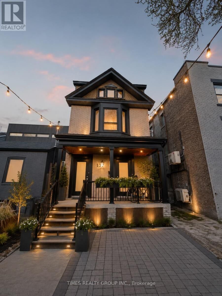 Property Photo:  137 Curzon Street 3  ON M4M 3B6 