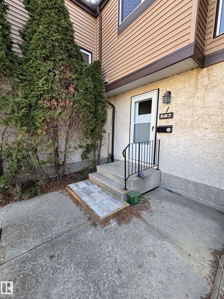 Property Photo:  587 Knottwood Road NW  AB T6K 2V6 