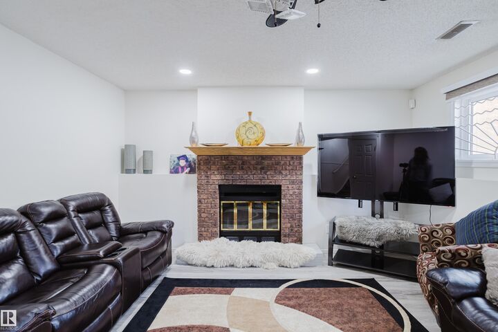 Property Photo:  236 Lago Lindo Crescent NW  AB T5Z 1Y5 