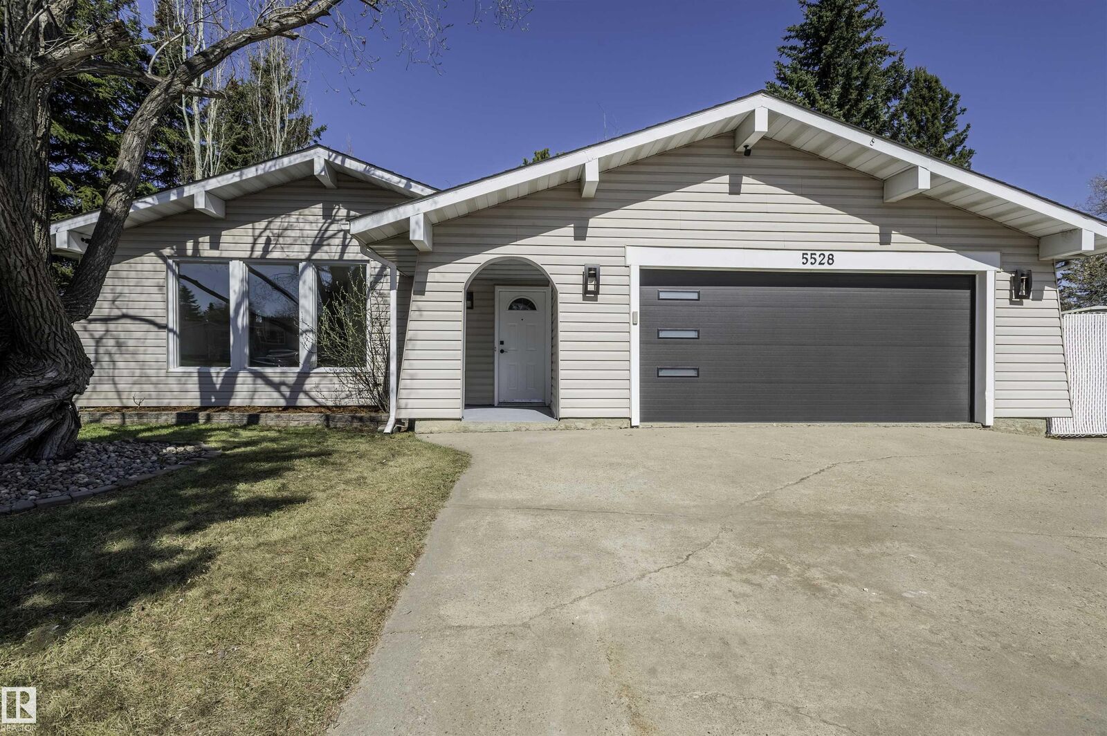Property Photo:  5528 54 Street  AB T9E 5P4 