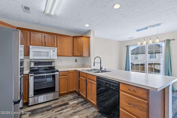 Property Photo: 5001 Middlesex Dr KY 40245