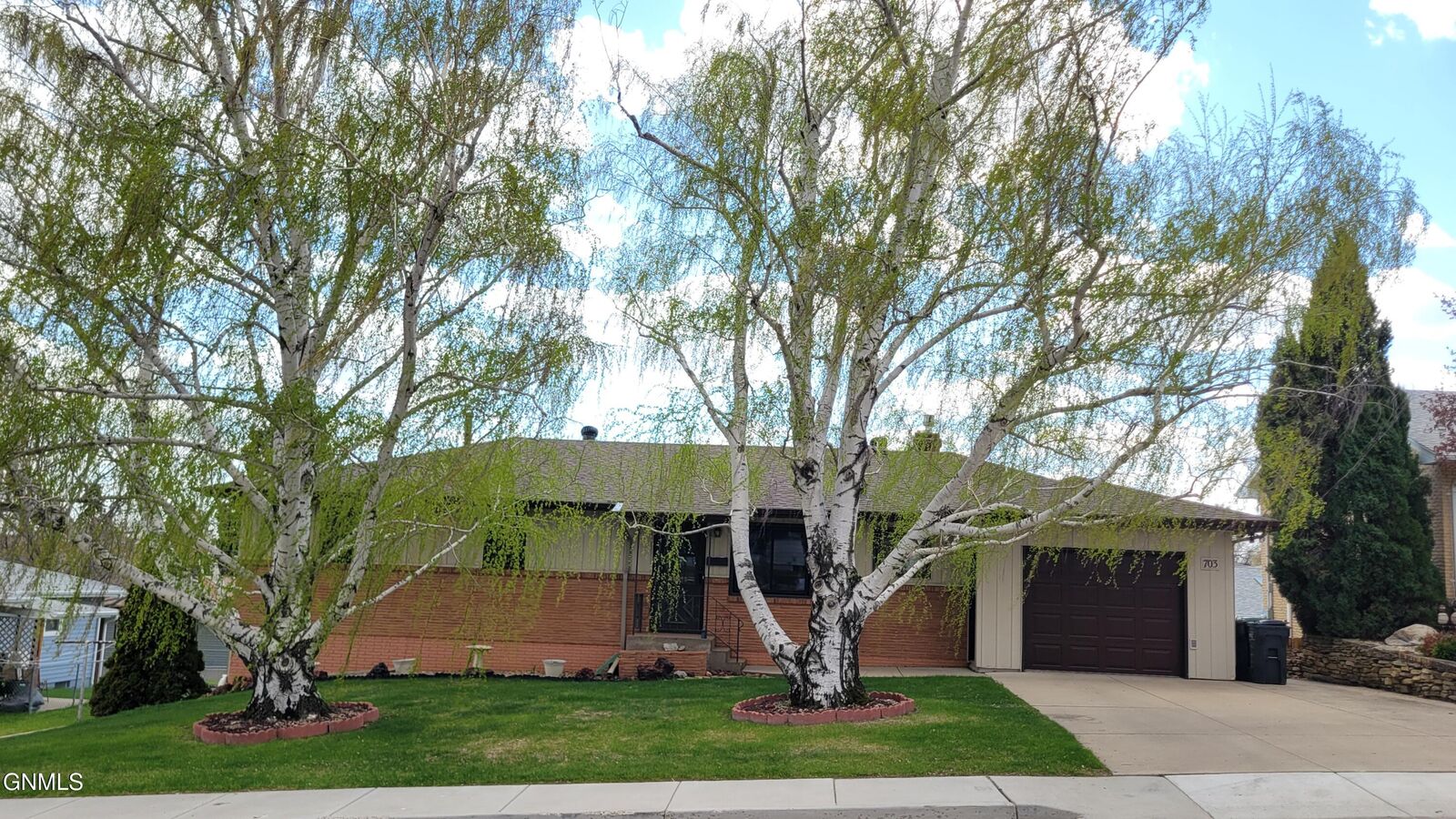 Property Photo:  703 Sweetbriar Road  ND 58554 