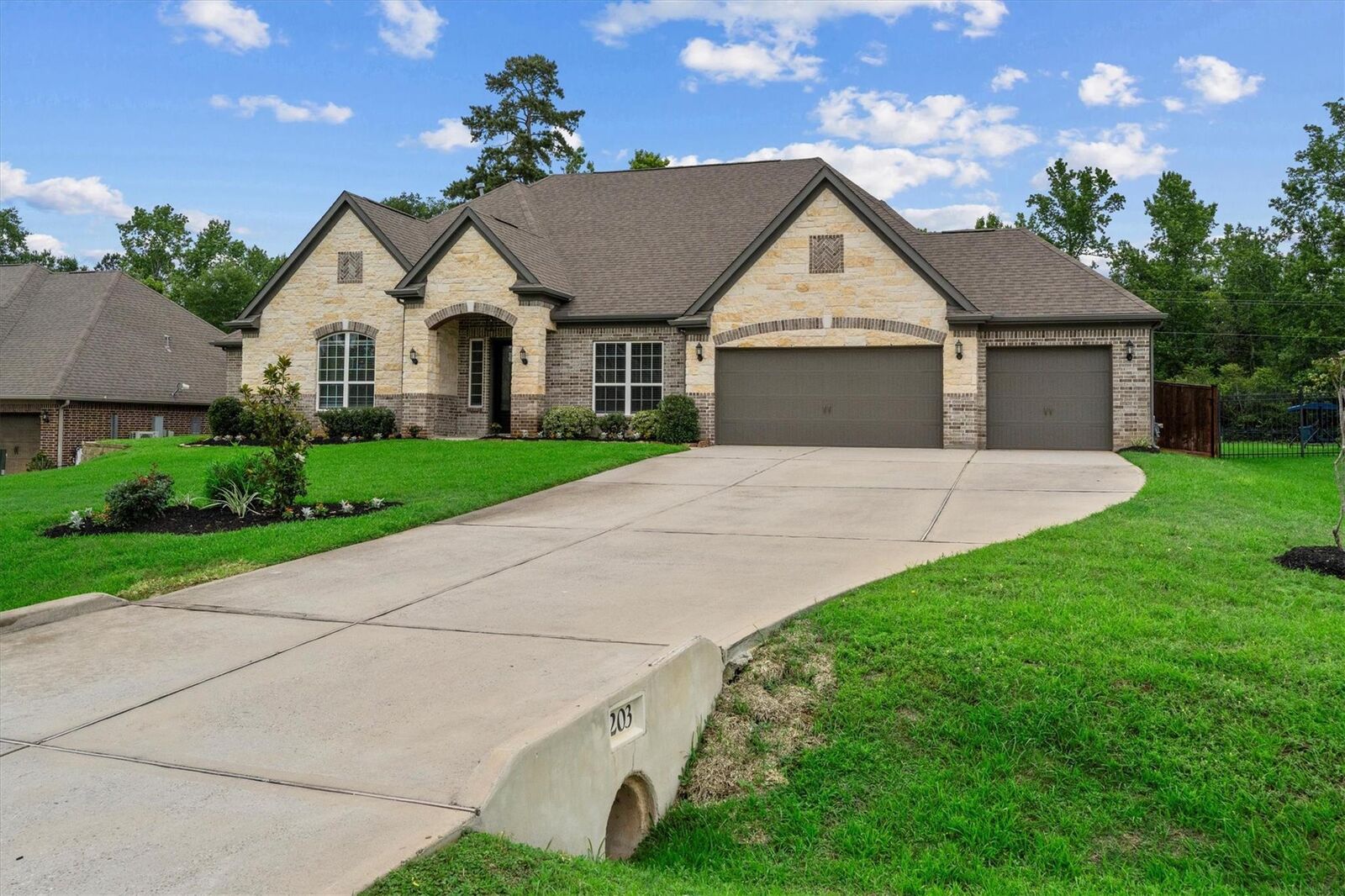 Property Photo: 203 Magnolia Reserve Loop TX 77354