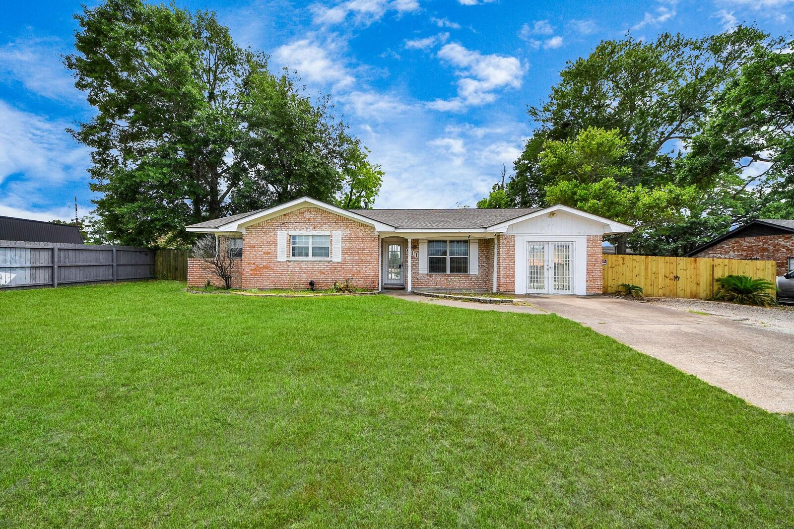 Property Photo: 811 Hillcrest Drive TX 77301