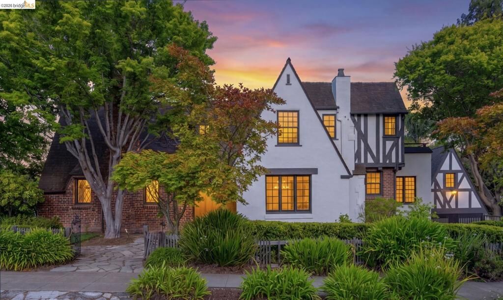 Property Photo:  1087 Hubert Rd  CA 94610 