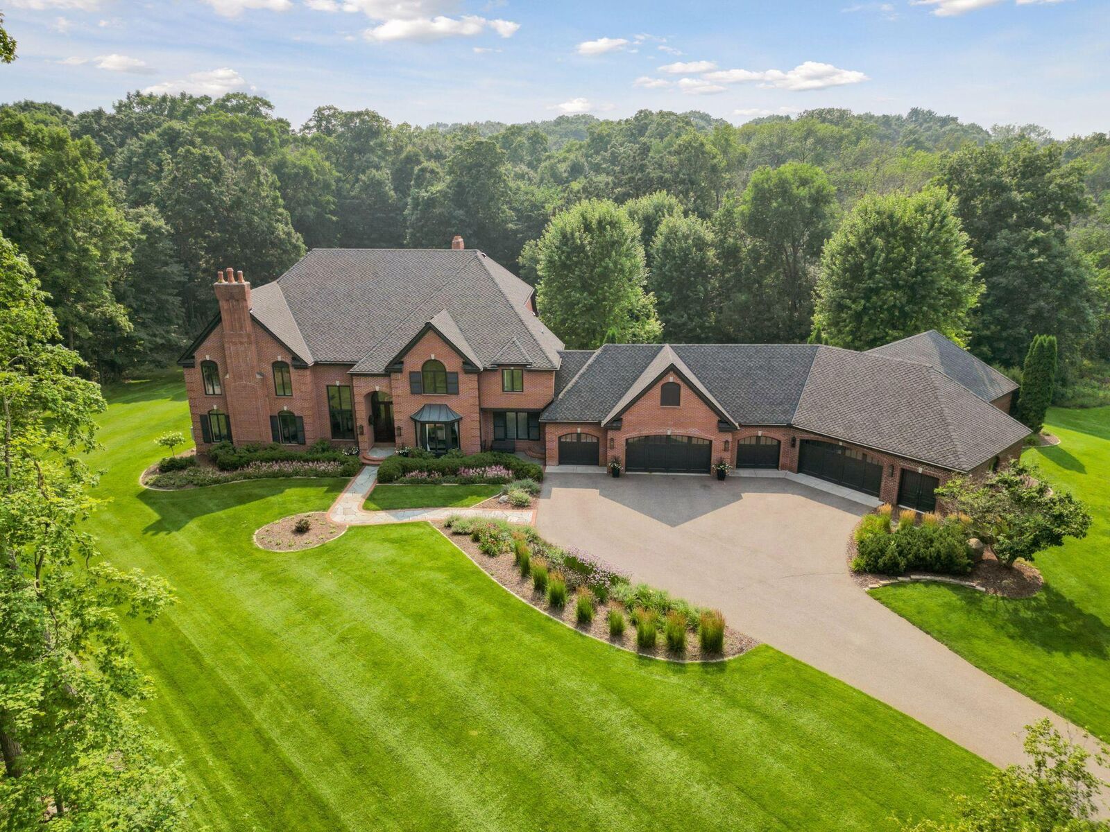 Property Photo:  160 Spur Circle  MN 55391 