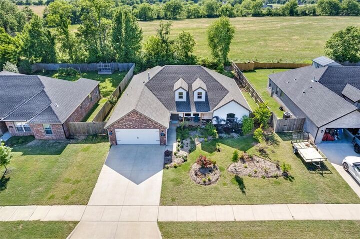 Property Photo:  307 N Tacoma Street  AR 72730 