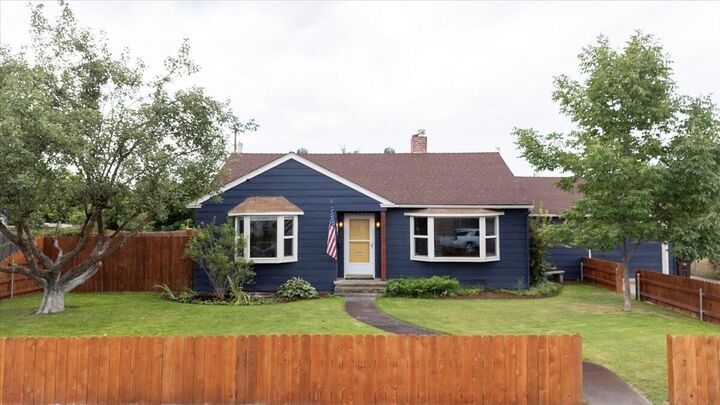 Property Photo:  646 SE 2nd Street  OR 97754 