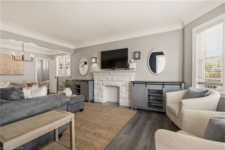 Property Photo:  148 Huxley Avenue S  ON L8K 2R1 