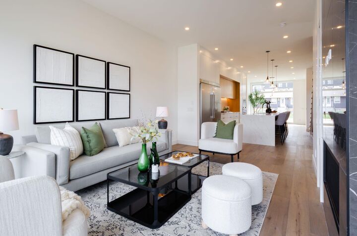 Property Photo:  2026 36 Street SW  AB T3E 2Z1 