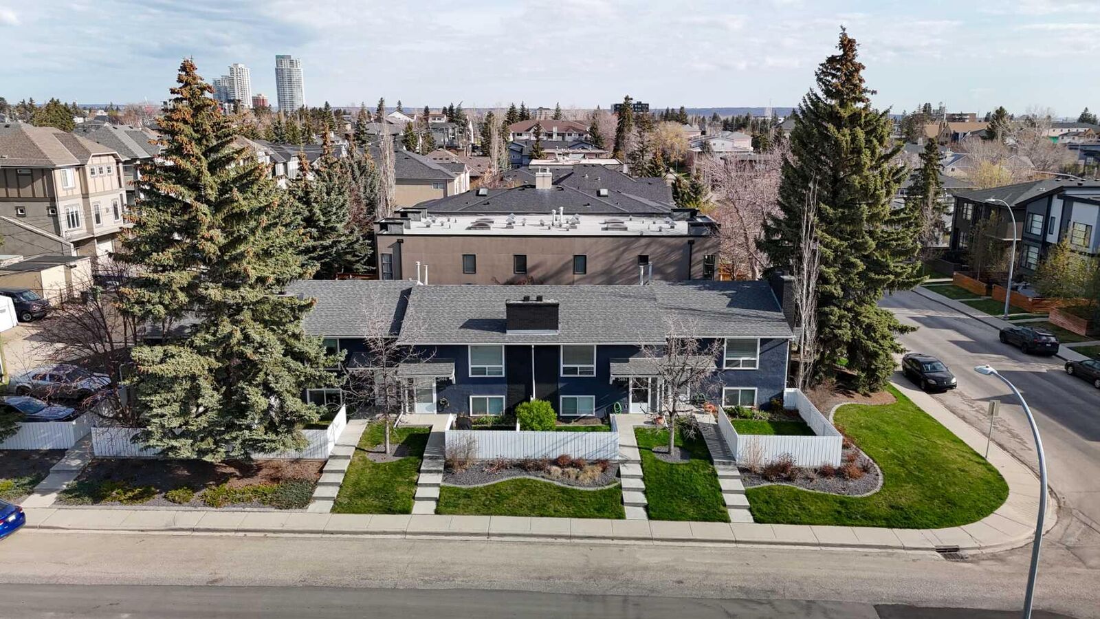 Property Photo:  3004 25 Avenue SW  AB T3E 0K4 