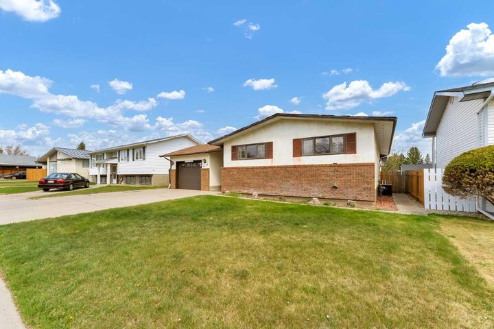 Property Photo:  2133 8 Avenue NE  AB T1C 1L2 